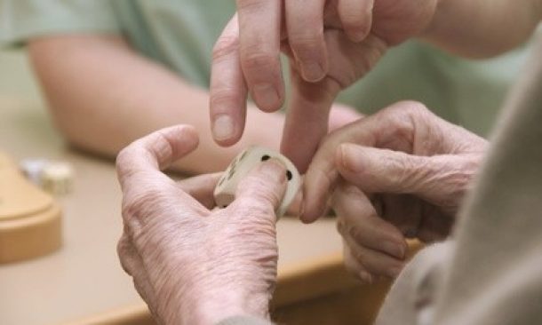 Demenzpatienten mit chronischen Schmerzen aktiv in die Therapie einbinden